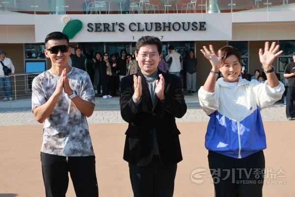 [크기변환]10-2. 이상일 용인특례시장(가운데)이 21일 SERI PAK with 용인 ON THE SAME TRACK 기부런 행사에 참석해 가수 션(왼쪽)과 박세리 전 감독(오른쪽)과 함께 참가자들에게 인사하고 있다.jpg