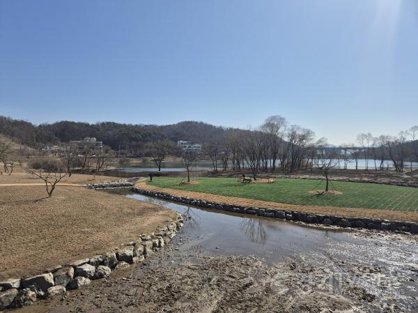 [크기변환]공원과-성남시 대왕저수지 수변공원 잔디밭광장(가운데).jpg