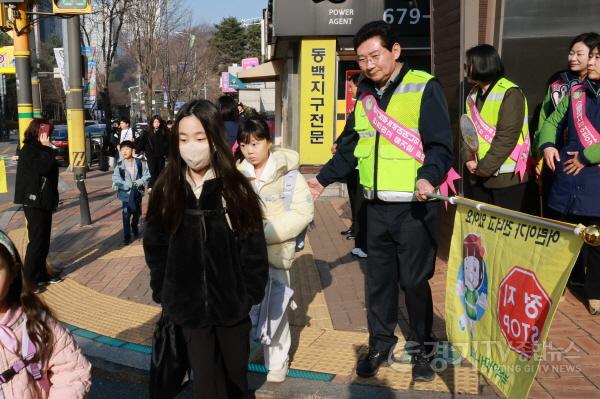 [크기변환]11-1. 이상일 용인특례시장이 23일 기흥구 동막초등학교 앞에서 교통지도봉사를 하고 있다.jpg