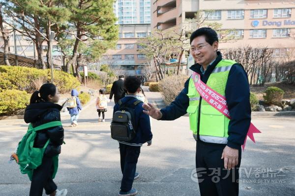 [크기변환]11-2. 이상일 용인특례시장이 23일 기흥구 동막초등학교 앞에서 교통지도봉사를 하고 있다.jpg
