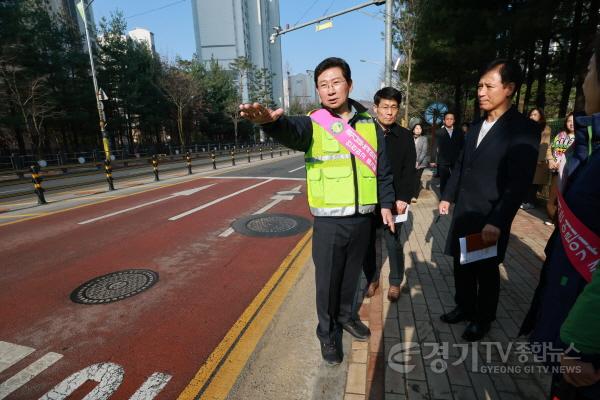 [크기변환]11-3. 이상일 용인특례시장이 23일 기흥구 동막초등학교 정문 인근 도로의 승하차구역을 점검하고 있다 (1).jpg