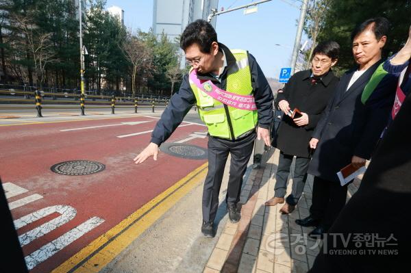 [크기변환]11-4. 이상일 용인특례시장이 23일 기흥구 동막초등학교 정문 인근 도로의 승하차구역을 점검하고 있다 (1).jpg