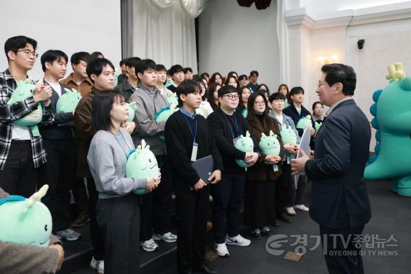 [크기변환]12-2. 이상일 용인특례시장이 24일 신규 공직자 조직 적응을 돕는 멘토링 조아용 결연식에 참석해 공직자들을 격려하고 있다.jpg