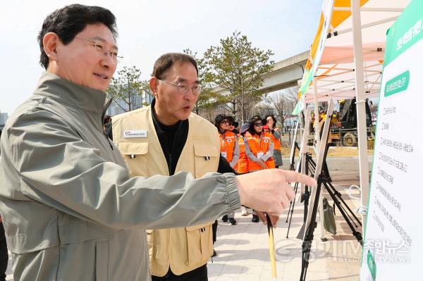[크기변환]13-1. 이상일 용인특례시장이 24일 통합자원봉사지원단 모의훈련에 참석해 재난 부스를 둘러보며 대응체계를 점검하고 있다.jpg