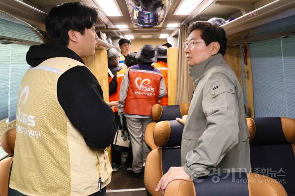 [크기변환]13-3. 이상일 용인특례시장이 24일 통합자원봉사지원단 모의훈련에 참석해 재난 부스를 둘러보며 대응체계를 점검하고 있다.jpg