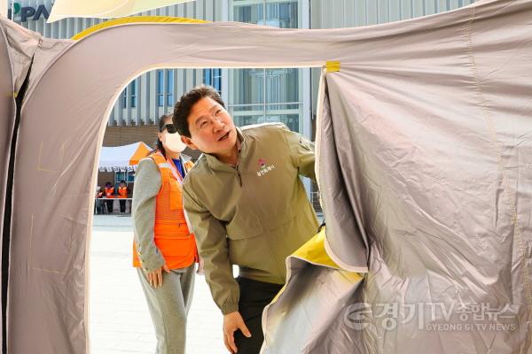 [크기변환]13-4. 이상일 용인특례시장이 24일 통합자원봉사지원단 모의훈련에 참석해 재난 부스를 둘러보며 대응체계를 점검하고 있다.jpg