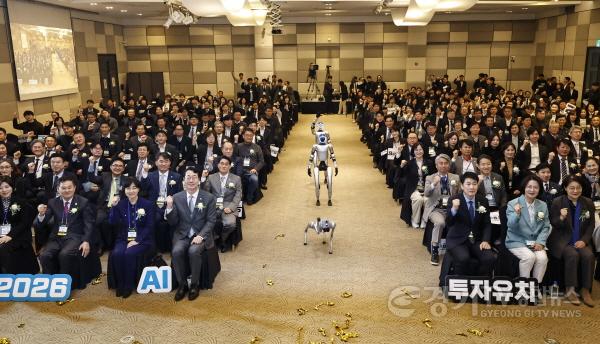 [크기변환]7-8. 로봇들이 개회식에서 24일 MARS 2026 투자유치 & 컨퍼런스개회식에서 행사의 시작을 알리고 있다..jpg