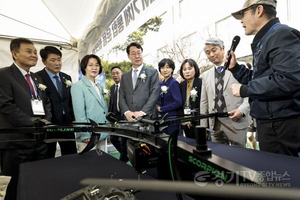 [크기변환]7-11. 정명근 화성특례시장과 추미애 전 국회 법사위원장이 오물풍선을 제거하는 드론에 대한 설명을 듣고 있다..jpg