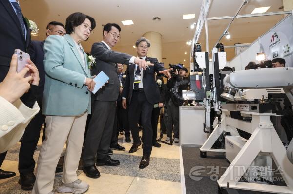 [크기변환]7-12. 정명근 화성특례시장과 추미애 전 국회 법사위원장이 AI 로봇에 대한 설명을 듣고 있다..jpg