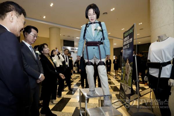 [크기변환]7-13. 추미애 전 국회 법사위원장이 웨어러블 로봇을 체험하고 있다..jpg