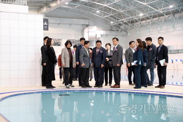 [크기변환]사진설명2)_이재식_의장과_시의원들이_새천년수영장_내부_시설을_둘러보며_관계자의_설명을_듣고_있다..jpg