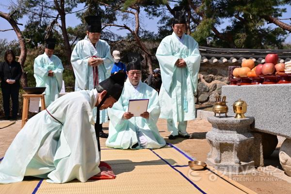 [크기변환]1. 초헌관 김시업 이사장이 초헌례를 하고있다.jpg
