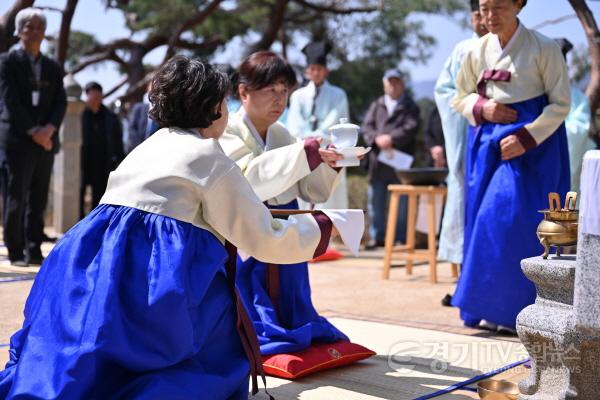 [크기변환]2. 헌다관이 묘소에 차를 올리고 있다.jpg