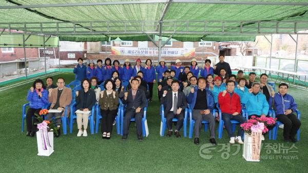 [크기변환]사진설명1) 이재식 수원특례시의회 의장을 비롯한 참석자들이 25일 세류2동 게이트볼장에서 열린 「세류2동 게이트볼장 재개장식」에서 기념촬영을 하고 있다..jpg