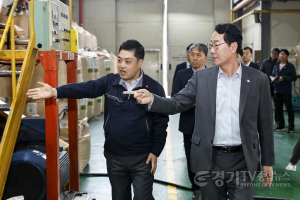 [크기변환]사본 -2. 정명근 화성특례시장이 25일 관내 보온재 제조업체를 방문해 원재료 수급상황을 점검하고 있다..jpg