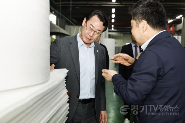 [크기변환]사본 -3. 정명근 화성특례시장이 25일 관내 보온재 제조업체를 방문해 원재료 수급상황을 점검하고 있다..jpg
