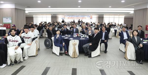 [크기변환]9-2. 정명근 화성특례시장과 선수단 및 내빈들이 결단식 현장에서 4연패 달성을 다짐하며 기념촬영을 하고 있다. (2).jpg