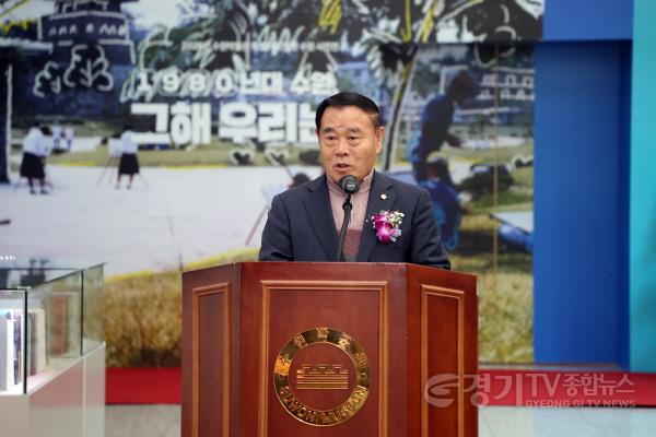 [크기변환]사진설명3) 이재식 수원특례시의회 의장이 26일 수원박물관 1층 로비에서 열린 「수원박물관 특별기획전 ‘1980년대 수원, 그해 우리는’」 개막식에서 축사를 하고 있다.jpg