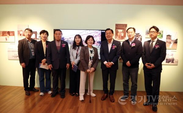 [크기변환]사진설명4) 이재식 수원특례시의회 의장과 관계자들이 전시장을 둘러본 뒤 기념촬영을 하고 있다.jpg