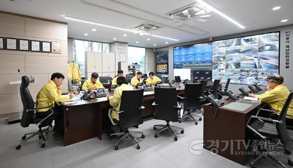 [크기변환][수시보도]3월 26일 시흥시청 재난상황실에서 산불관련 상황판단회의가 열리고 있다.jpg