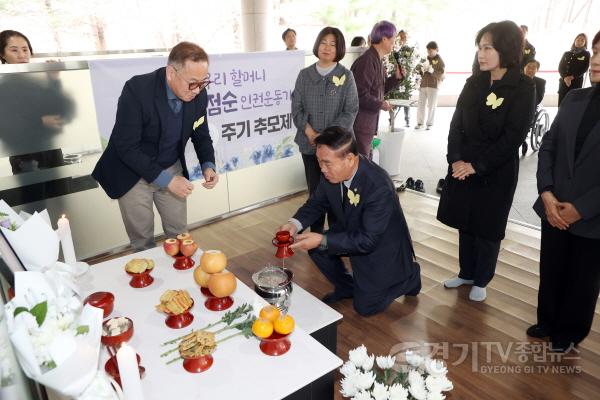 [크기변환]사진설명2) 이재식 수원특례시의회 의장이 30일 연화장 추모의 집에서 열린 ‘故 용담 안점순 8주기 추모제’에서 헌화 및 분향을 하고 있다..jpg
