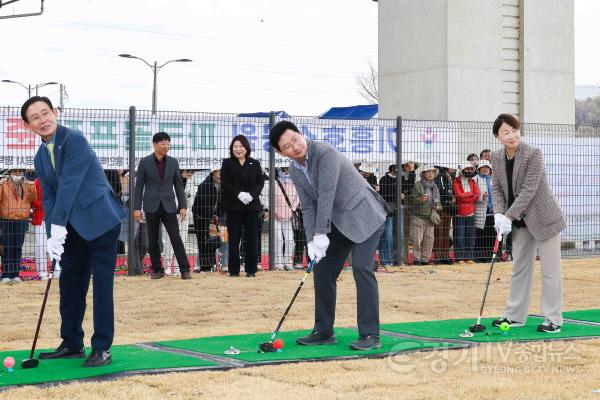 [크기변환]9-3. 이상일 용인특례시장(가운데)이 31일 기흥호수에서 열린 파크골프장 준공식에서 시타를 하고 있다..jpg