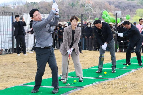 [크기변환]9-4. 이상일 용인특례시장(왼쪽)이 31일 기흥호수에서 열린 파크골프장 준공식에서 시타를 하고 있다..jpg