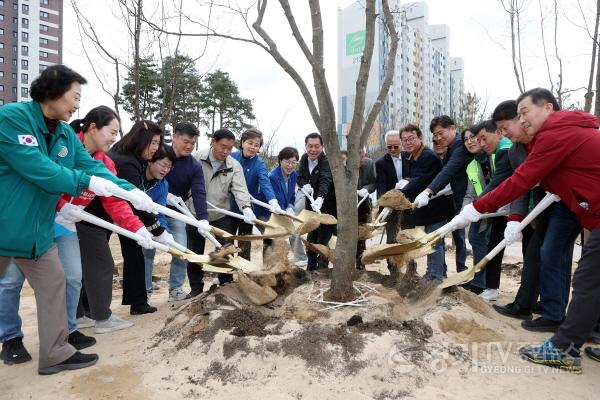 [크기변환]사진설명1) 이재식 수원특례시의회 의장이 31일 대유평공원에서 열린 「제81회 식목일 기념 나무심기 행사」에 참석해 시민 및 관계자들과 함께 기념 식수를 하고 있다.jpg