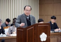 [크기변환]사진설명5) 수원특례시의회 이찬용 의원이 제399회 임시회 도시미래위원회에서 발언하고 있다..jpg
