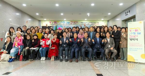 [크기변환][사진] Y-예술 콜렉티브 초대전 개막식 단체사진.jpg