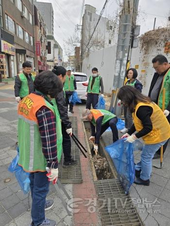 [크기변환]11-1 평택시 자율방재단 호우 대비 빗물받이 집중 점검.jpg