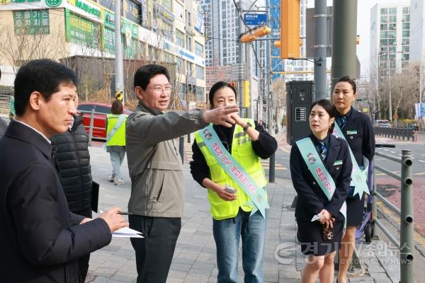 [크기변환]10-1. 이상일 용인특례시장이 1일 수지구 풍덕초등학교를 찾아 횡단보도와 어린이보호구역 등 현장을 살펴보고 있다.jpg