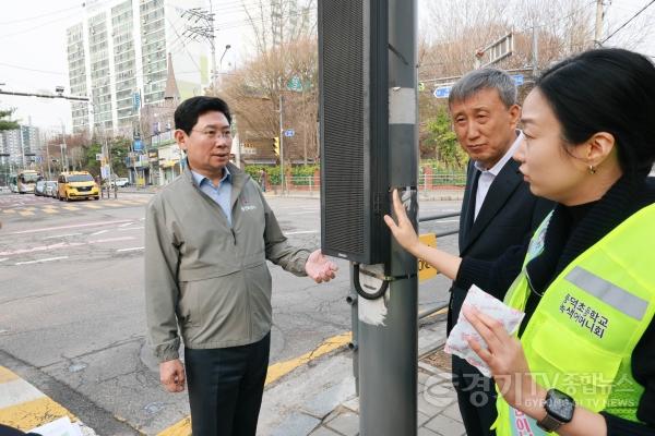[크기변환]10-2. 이상일 용인특례시장이 1일 수지구 풍덕초등학교를 찾아 횡단보도와 어린이보호구역 등 현장을 살펴보고 있다.jpg