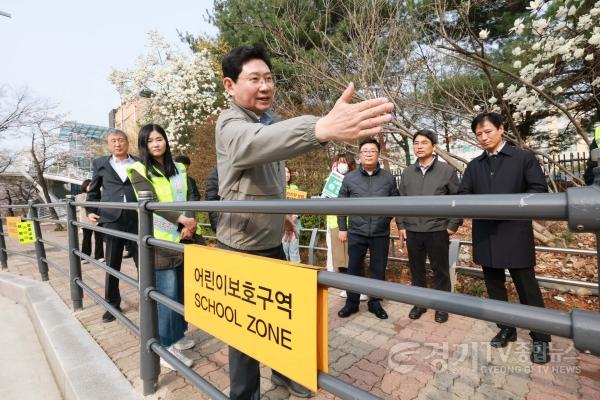 [크기변환]10-3. 이상일 용인특례시장이 1일 수지구 풍덕초등학교를 찾아 횡단보도와 어린이보호구역 등 현장을 살펴보고 있다.jpg