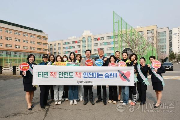 [크기변환]10-4. 이상일 용인특례시장이 1일 수지구 풍덕초등학교에서 현장 점검을 마친 뒤 학부모들과 기념사진 촬영을 하고 있다.jpg