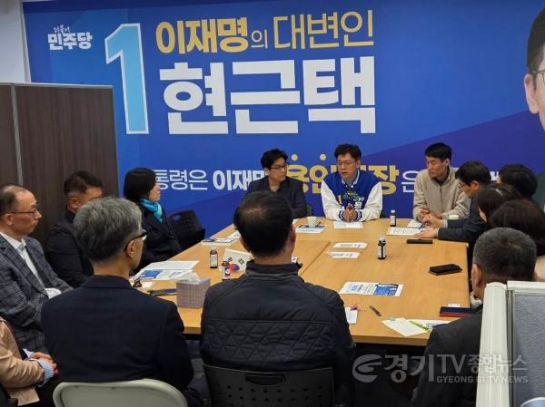 [크기변환]환경을 생각하는 용인시민 100인이 더불어민주당 현근택 용인시장 예비후보에 대한 지지를 공식 선언했다. 사진제공=현근택의 근사한 캠프 (2).jpg