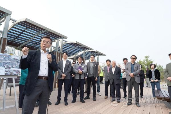 [크기변환]도로과-신상진 성남시장이 1일 분당~수서간 도시고속도로 상부 공원(매송2교 앞)에서 방음터널 설치공사 추진 계획에 대해 주민들에게 설명하고 있다..jpg