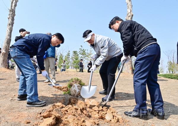 [크기변환]260402 김태희 의원, “새로숲 경기지방정원, 쓰레기 매립지에서 생명 정원으로... 녹색 전환의 출발점” (1).JPG.jpg