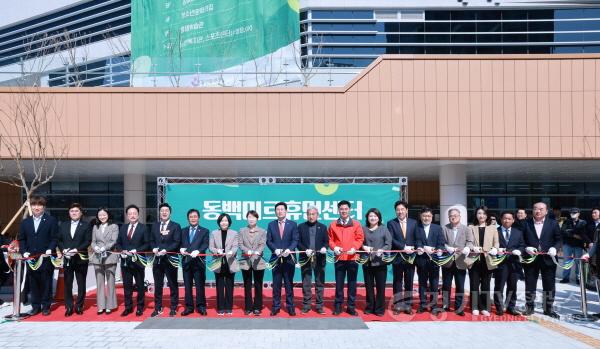 [크기변환]10-2. 이상일 용인특례시장이 2일 동백미르휴먼센터 개관식에서 열린 테이프 커팅식에 참석했다.jpg