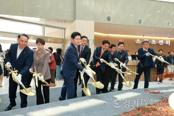 [크기변환]10-3. 이상일 용인특례시장이 2일 동백미르휴먼센터 개관식에서 기념식수를 하고있다.jpg