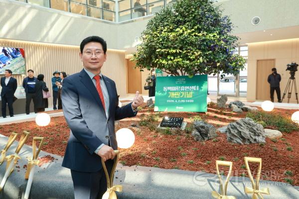 [크기변환]10-4. 이상일 용인특례시장이 2일 동백미르휴먼센터 개관식에서 기념식수를 하고있다.jpg