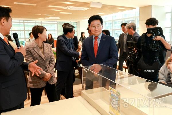 [크기변환]10-5. 이상일 용인특례시장이 2일 동백미르휴먼센터 개관식에서 시설을 살펴보고 있다.jpg