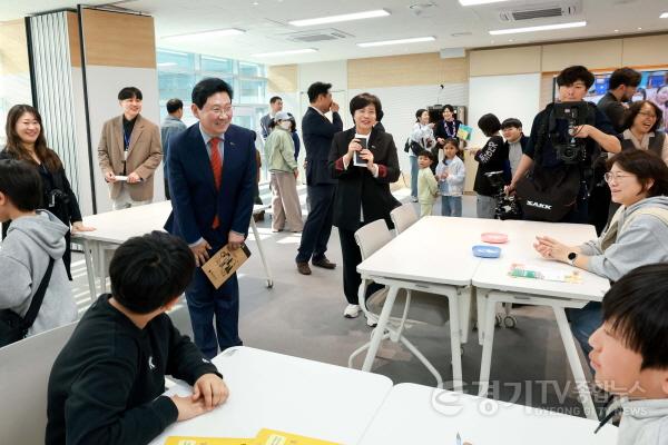 [크기변환]10-6. 이상일 용인특례시장이 2일 동백미르휴먼센터 개관식에서 시설을 살펴보며 아이들과 인사를 나누고 있다.jpg