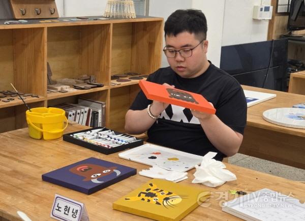 [크기변환]기획보도 사진1_시흥시 장애인 미술 진로탐색 프로그램에 참여 중인 노현녕씨.jpg