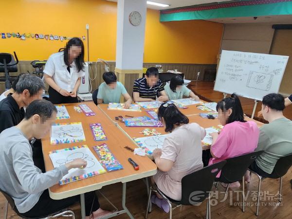 [크기변환]기획보도 사진4_찾아가는 장애인 평생학습 프로그램 ‘와우 미술로 즐겨보는 뻔뻔(Fun Fun)한 행복’ 수업 현장.jpg