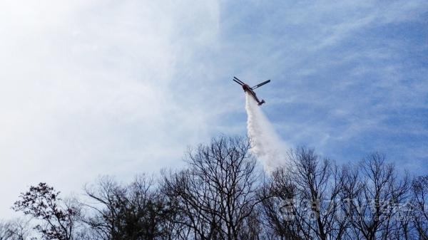 [크기변환]3월 양지면에서 발생한 임야화재 소방헬기 진압 사진.jpg
