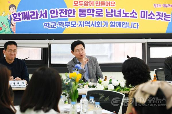 [크기변환]1-2. 이상일 용인특례시장이 4일 영덕2동행정복지센터에서 청곡초 학부모들과 간담회를 열고 지역 현안을 논의하고 있다.jpg
