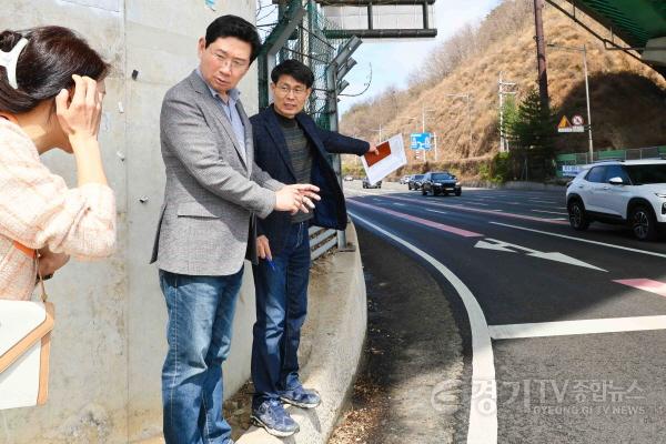 [크기변환]1-3. 이상일 용인특례시장이 4일 기흥중학교 신축공사 현장과 인근 청곡초 통학로 현장을 살펴보고 있다.jpg
