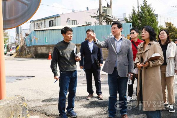 [크기변환]1-4. 이상일 용인특례시장이 4일 기흥중학교 신축공사 현장과 인근 청곡초 통학로 현장을 살펴보고 있다.jpg