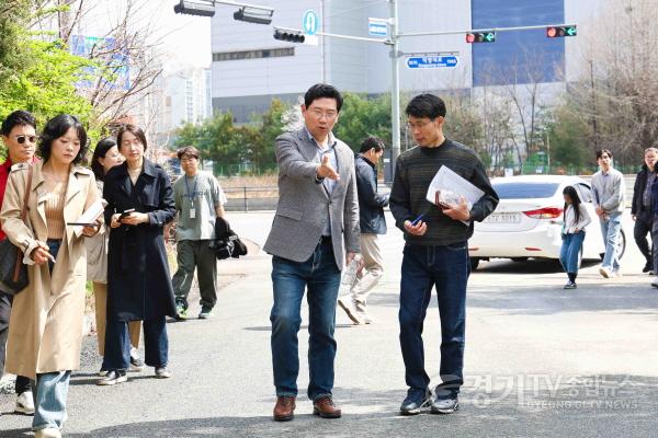 [크기변환]1-5. 이상일 용인특례시장이 4일 기흥중학교 신축공사 현장과 인근 청곡초 통학로 현장을 살펴보고 있다.jpg
